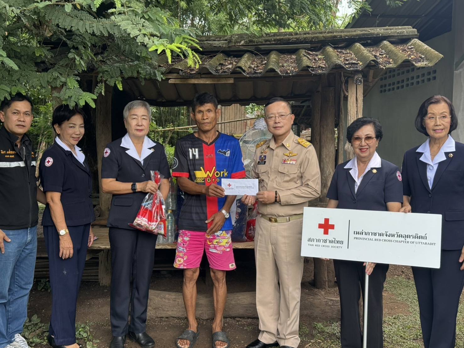 เหล่ากาชาดจังหวัดอุตรดิตถ์  ออกเยี่ยมและให้ความช่วยเหลือผู้ประสบอัคคีภัย ที่ ตำบลแสนตอ