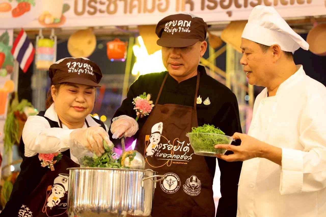 รองผู้ว่าราชการจังหวัดอุตรดิตถ์สาธิตเมนูสุขภาพ &ldquo;แกงปลีกระดูกอ่อน&rdquo; ในงานเทศกาลอาหารปลอดภัยไร้แอลกอฮอล์