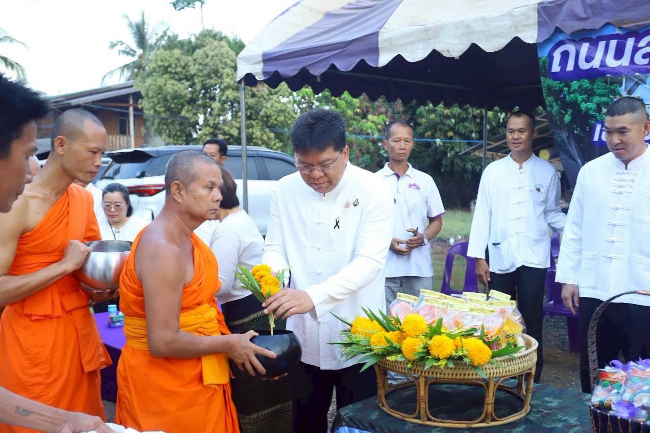 ชาวลับแลร่วมใจตักบาตร "ถนนสายบุญ ปันสุขคนลับแล" นำอาหารแห้งส่งต่อความสุขให้ผู้พิการ-ผู้ป่วยติดเตียง