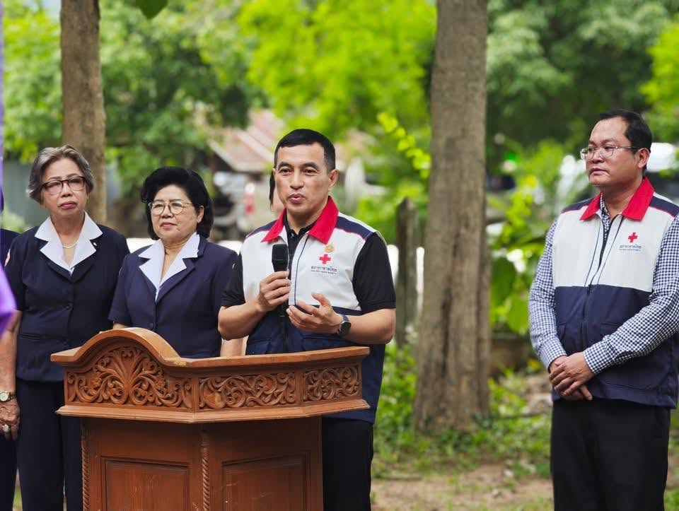 ผู้ว่าฯ อุตรดิตถ์ มอบเงินช่วยเหลือผู้ประสบอุทกภัยและครอบครัวผู้เสียชีวิตจากเหตุพายุบัวลอย ที่อำเภอน้ำปาด