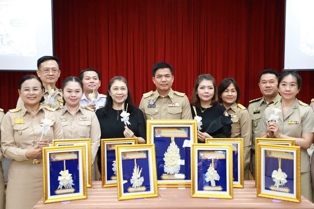จังหวัดอุตรดิตถ์ นำหัวหน้าส่วนราชการและจิตอาสา ร่วมประดิษฐ์ดอกไม้จันทน์ เตรียมความพร้อมงานพระราชพิธีถวายพระเพลิงพระบรมศพ สมเด็จพระนางเจ้าสิริกิติ์ พระบรมราชินีนาถ พระบรมราชชนนีพันปีหลวง ตั้งเป้าผลิต 303,500 ดอก ครอบคลุม 9 อำเภอ